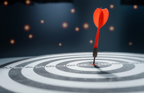 Symboliczne ujęcie precyzyjnego targetowania – strzałka trafiająca w środek tarczy.
