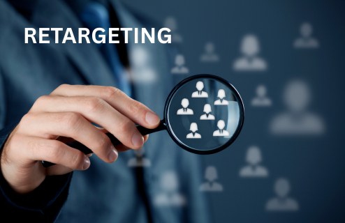 Grafika przedstawiająca analizę użytkowników – człowiek trzymający lupę nad ikonkami ludzi, z napisem "Retargeting"